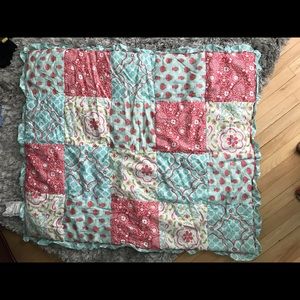 Baby crib bedding and decor